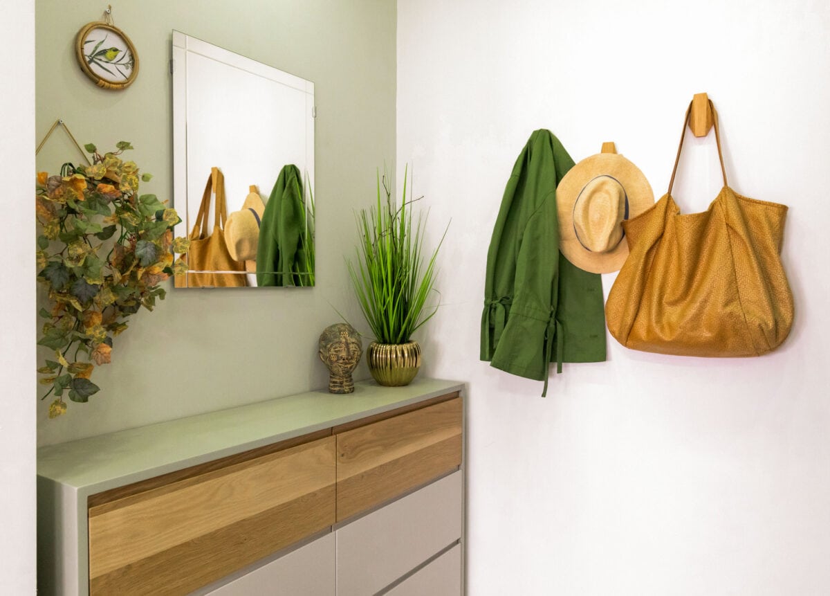 פינת כניסה ירוקה עם שידת מגירות תואמת בדירת קבלן עיצוב : מריאנה הום סטיילינג