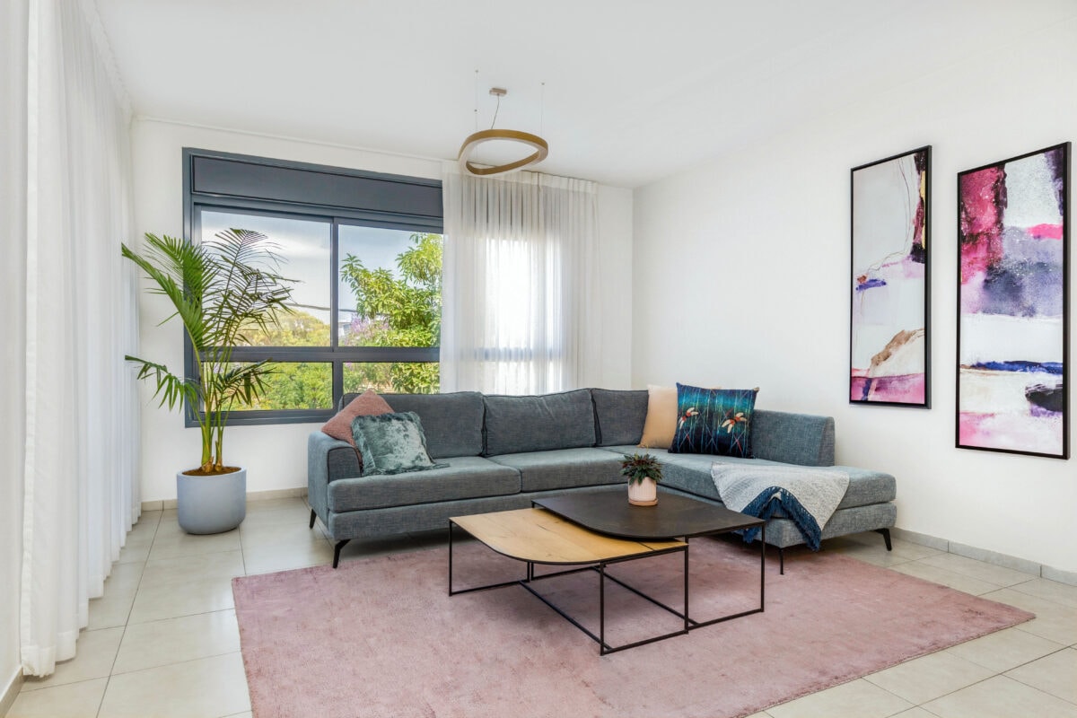 סלון מעוצב וצבעוני בדירה שכורה עיצוב : מריאנה הום סטיילינג