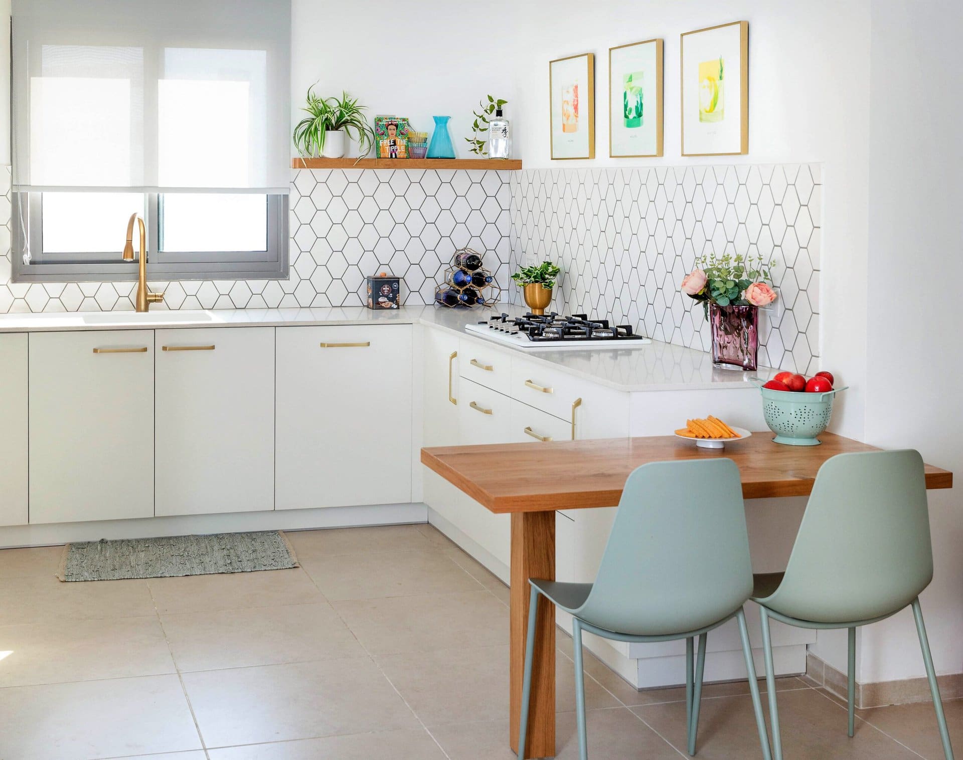 מטבח לבן ועל זמני עם טוויסט מרענן של צבע עיצוב : מריאנה הום סטיילינג
