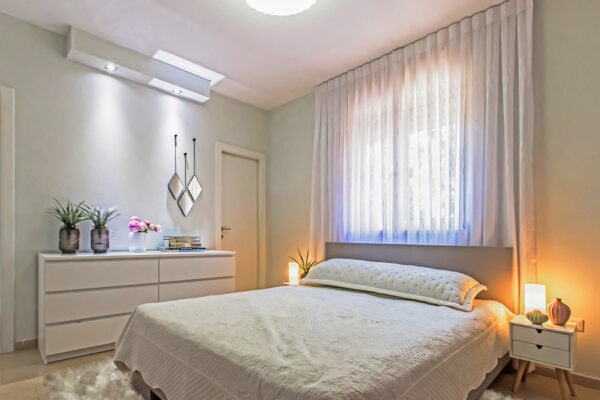 חדר שינה בהיר ורומנטי עיצוב : מריאנה הום סטיילינג