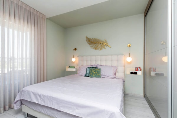 חדר שינה קטן ואלגנטי עיצוב : מריאנה הום סטיילינג