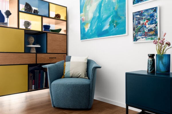 מחיצה צבעונית בסלון שמצד אחד פינת ישיבה ומהצד השני פינת עבודה עיצוב : מריאנה הום סטיילינג