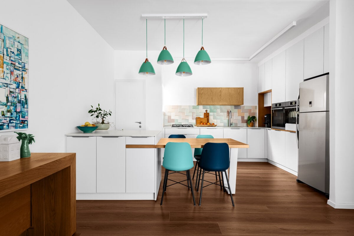 מטבח לבן ומודרני עם נגיעות צבע עיצוב : מריאנה הום סטיילינג
