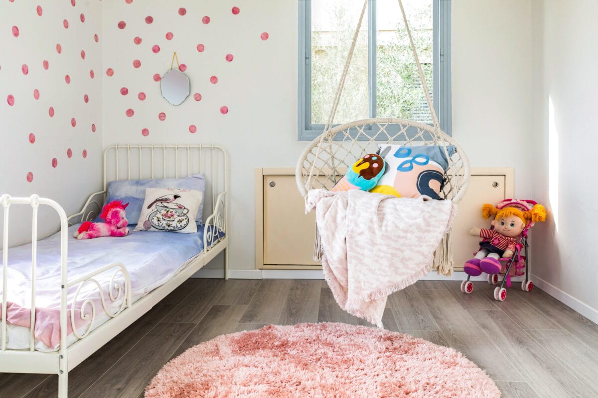 חדר ילדה עם ערסל מקרמה עיצוב : מריאנה הום סטיילינג