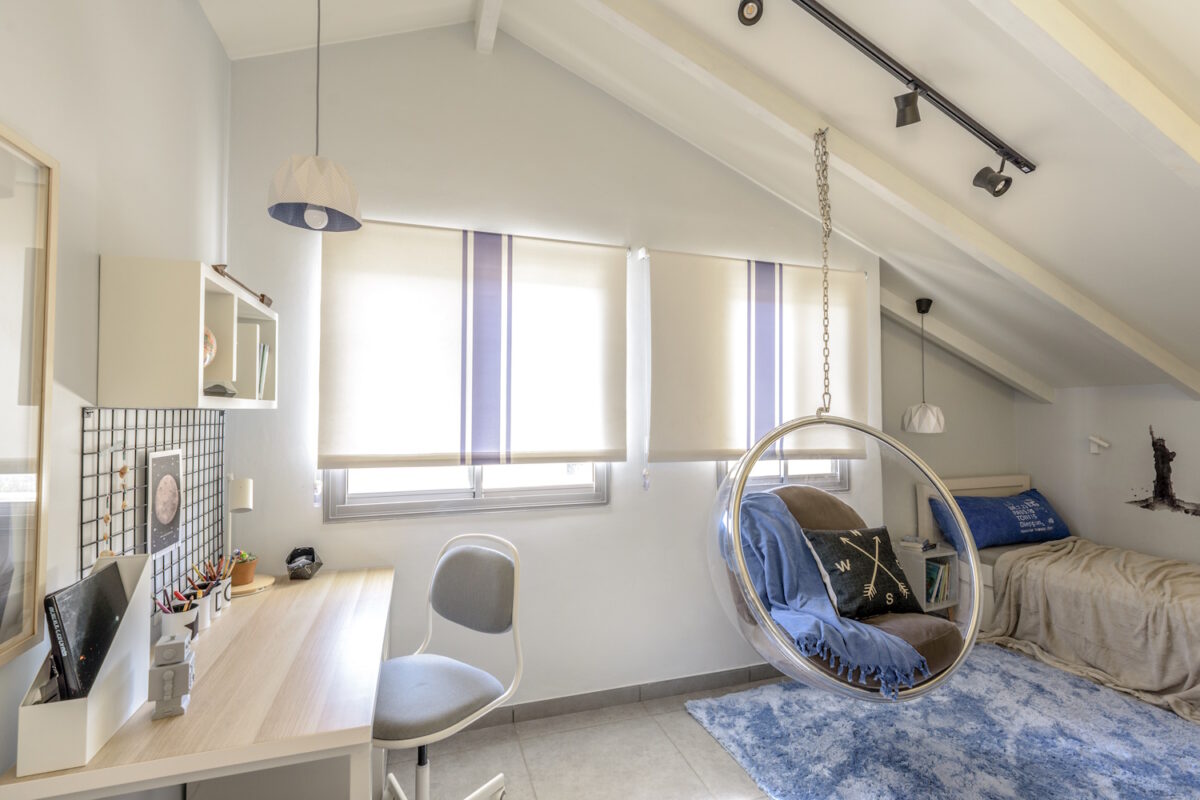 חדר מתבגר עם כיסא בועה תלוי עיצוב : מריאנה הום סטיילינג